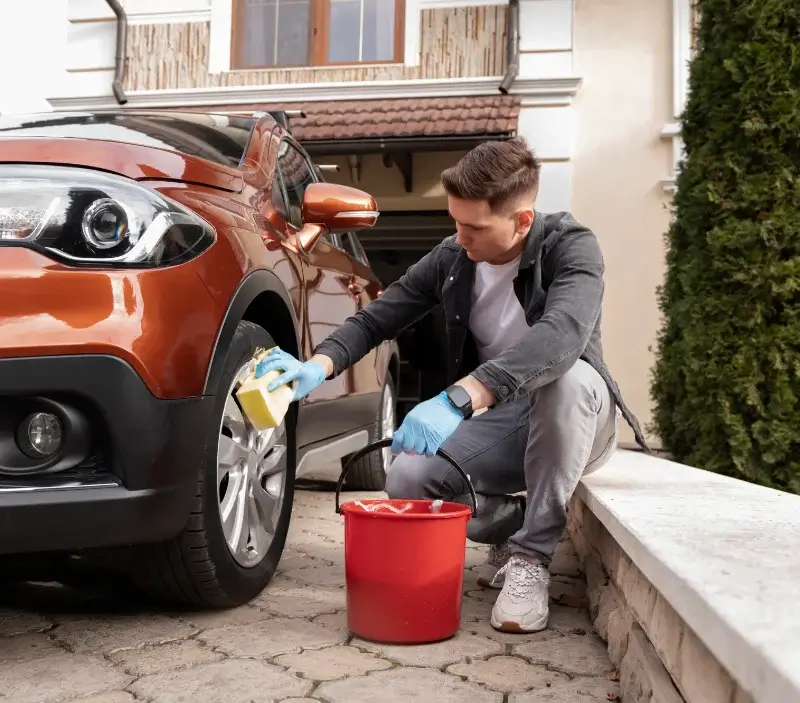 Lavage auto à domicile Eguenigue : professionnel intervenant sur un véhicule